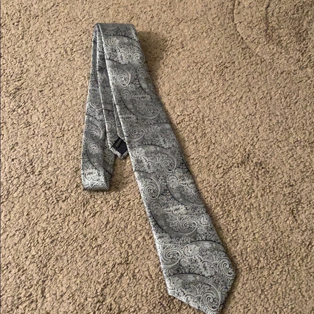 Silver/black paisley tie